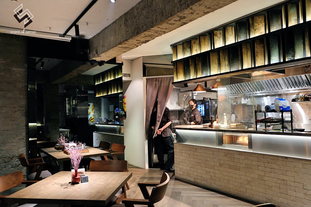 將炙熱留在盤中，把心安放在此【UCHI 吾居炭火餐酒】台北東區餐酒館 - 質人星球。品玩生活 sosense.tw