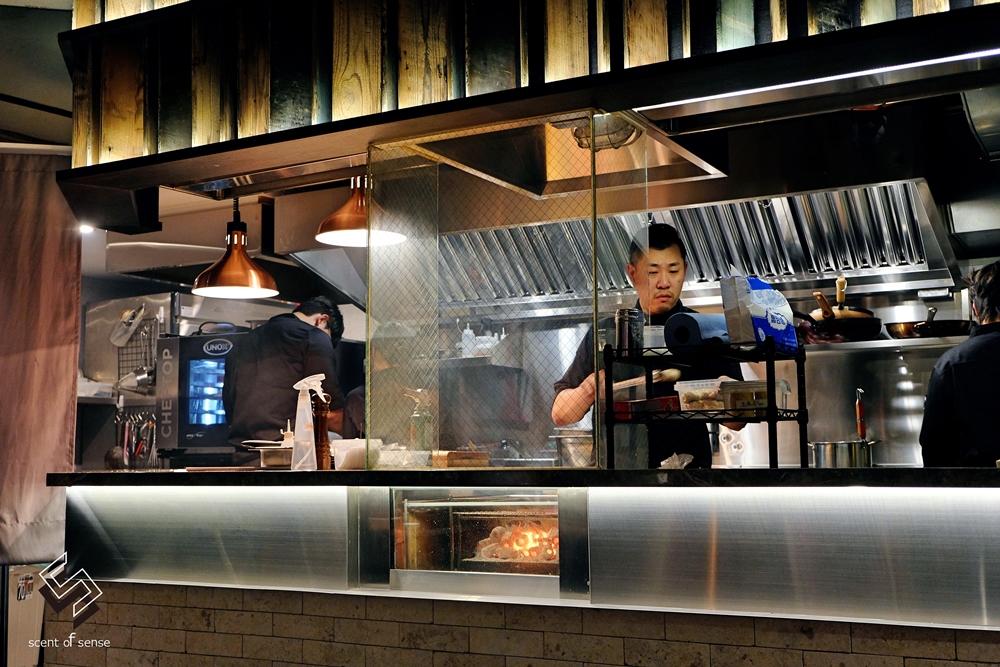 將炙熱留在盤中，把心安放在此【UCHI 吾居炭火餐酒】台北東區餐酒館 - 質人星球。品玩生活 sosense.tw