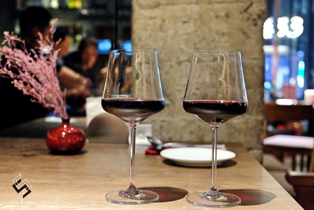 將炙熱留在盤中，把心安放在此【UCHI 吾居炭火餐酒】台北東區餐酒館 - 質人星球。品玩生活 sosense.tw