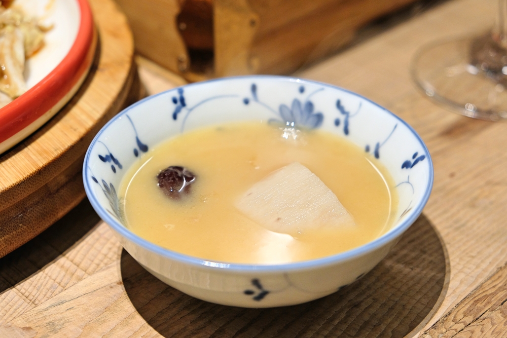 用一鍋雞湯，開啟一場隱秘的宴席《春韭 晴光店》中山區無菜單私廚推薦 - 質人星球。品玩生活 sosense.tw