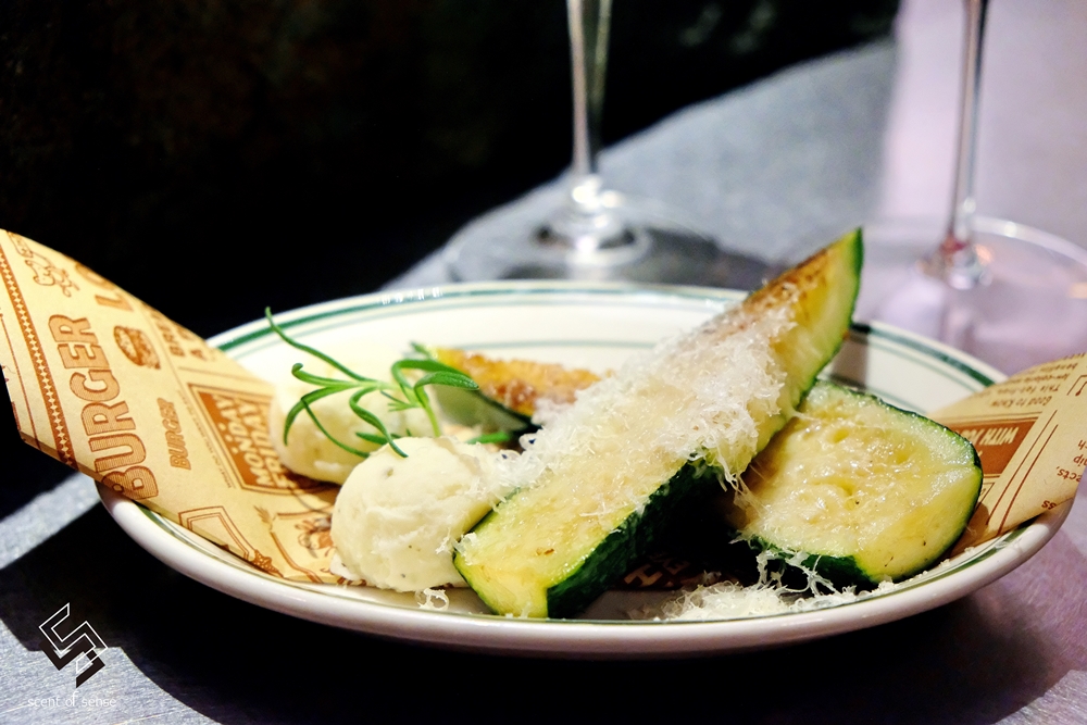 在一杯酒裡，試探彼此的距離【Petit Petit Bar & Coffee】沛提沛提酒吧 & 咖啡 寵物友善．台中酒吧 - 質人星球。品玩生活 sosense.tw