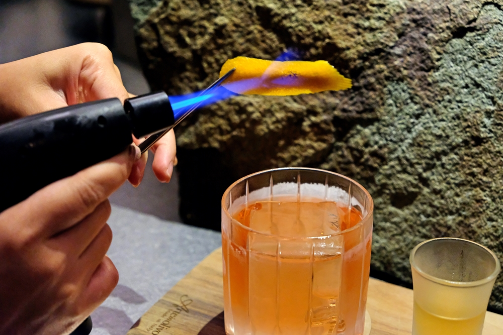 在一杯酒裡，試探彼此的距離【Petit Petit Bar & Coffee】沛提沛提酒吧 & 咖啡 寵物友善．台中酒吧 - 質人星球。品玩生活 sosense.tw