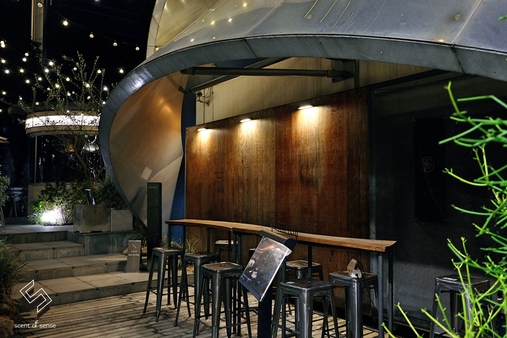 在一杯酒裡，試探彼此的距離【Petit Petit Bar & Coffee】沛提沛提酒吧 & 咖啡 寵物友善．台中酒吧 - 質人星球。品玩生活 sosense.tw