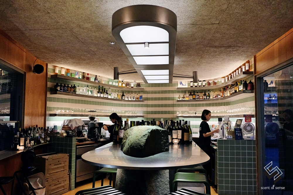 在一杯酒裡，試探彼此的距離【Petit Petit Bar & Coffee】沛提沛提酒吧 & 咖啡 寵物友善．台中酒吧 - 質人星球。品玩生活 sosense.tw