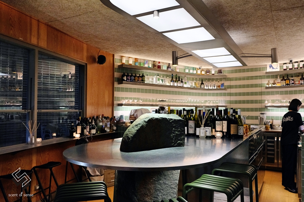 在一杯酒裡，試探彼此的距離【Petit Petit Bar & Coffee】沛提沛提酒吧 & 咖啡 寵物友善．台中酒吧 - 質人星球。品玩生活 sosense.tw