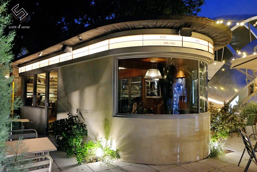 在一杯酒裡，試探彼此的距離【Petit Petit Bar & Coffee】沛提沛提酒吧 & 咖啡 寵物友善．台中酒吧 - 質人星球。品玩生活 sosense.tw