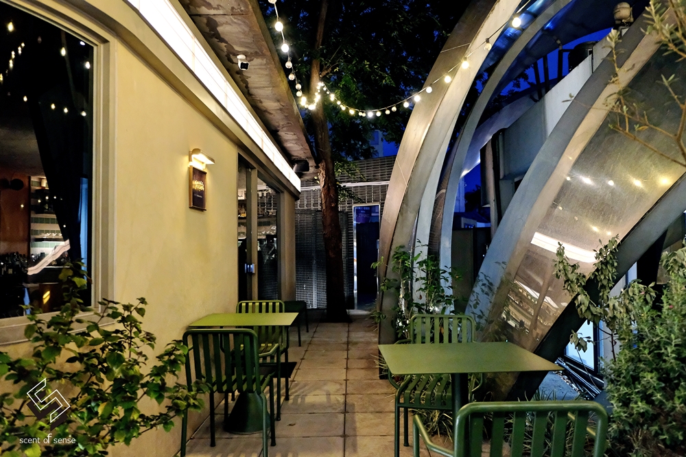 在一杯酒裡，試探彼此的距離【Petit Petit Bar & Coffee】沛提沛提酒吧 & 咖啡 寵物友善．台中酒吧 - 質人星球。品玩生活 sosense.tw