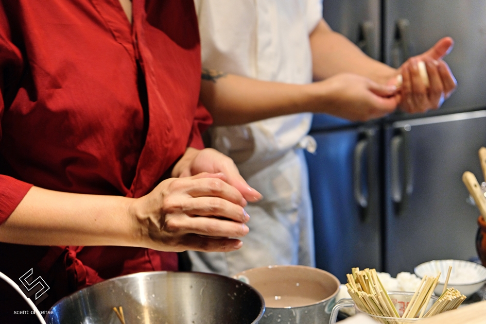 冷雨繪浮生，炭火破霧炙潮香【在水 ZaiSui】基隆無菜單燒鳥推薦 - 質人星球。品玩生活 sosense.tw