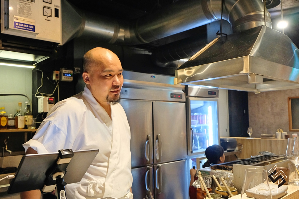 冷雨繪浮生，炭火破霧炙潮香【在水 ZaiSui】基隆無菜單燒鳥推薦 - 質人星球。品玩生活 sosense.tw