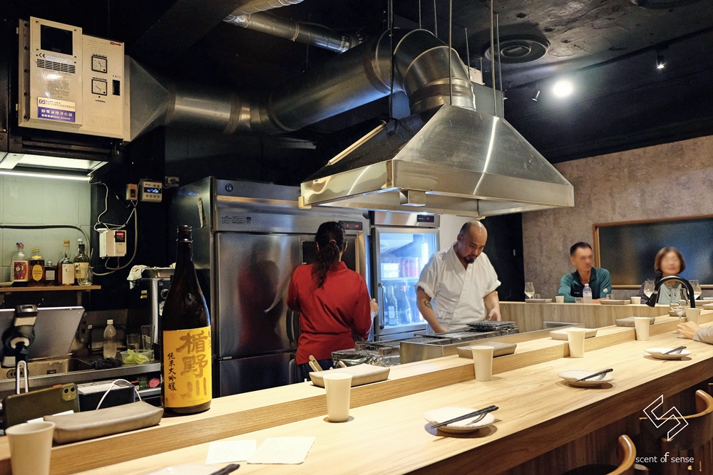 冷雨繪浮生，炭火破霧炙潮香【在水 ZaiSui】基隆無菜單燒鳥推薦 - 質人星球。品玩生活 sosense.tw