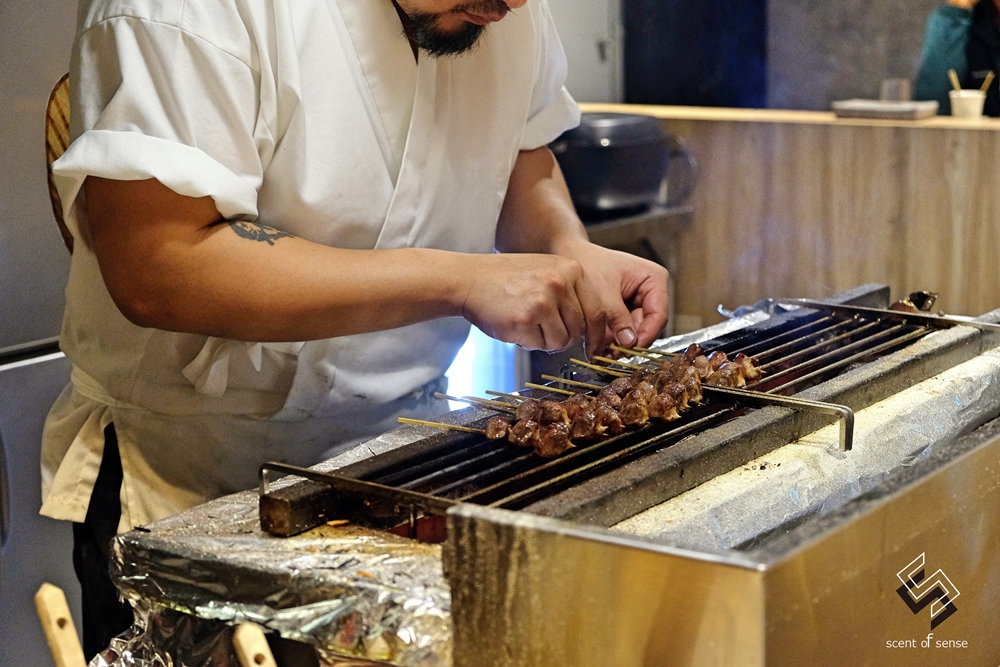 冷雨繪浮生，炭火破霧炙潮香【在水 ZaiSui】基隆無菜單燒鳥推薦 - 質人星球。品玩生活 sosense.tw