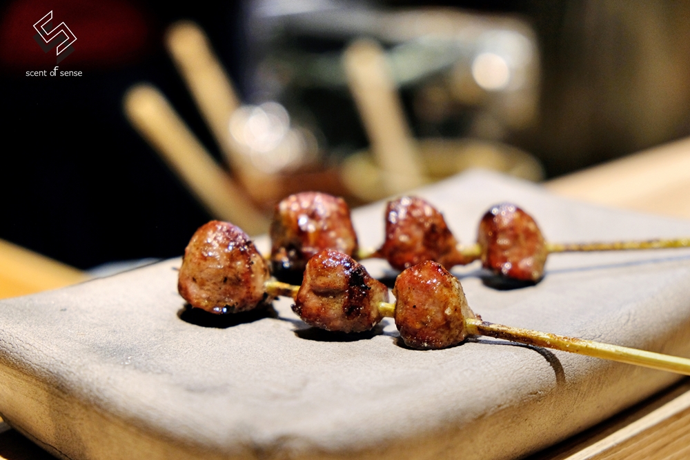 冷雨繪浮生，炭火破霧炙潮香【在水 ZaiSui】基隆無菜單燒鳥推薦 - 質人星球。品玩生活 sosense.tw