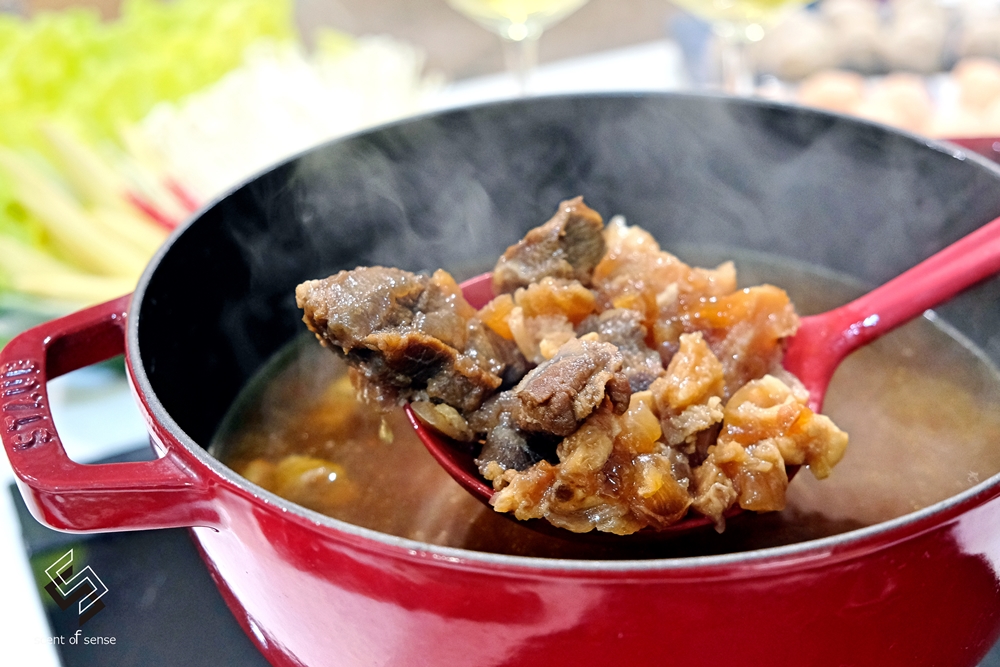 杯光交錯間，舀起一池豐盛的人間煙火《全國麗園大飯店．一斤肉牛肉爐》宅配推薦 - 質人星球。品玩生活 sosense.tw