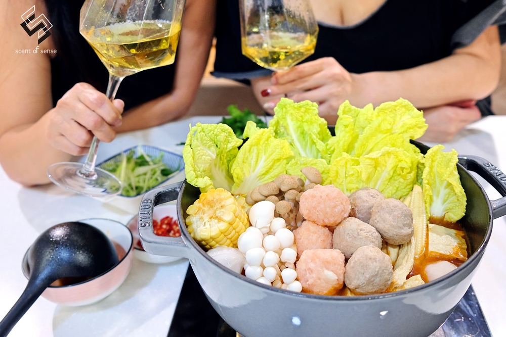 杯光交錯間，舀起一池豐盛的人間煙火《全國麗園大飯店．一斤肉牛肉爐》宅配推薦 - 質人星球。品玩生活 sosense.tw